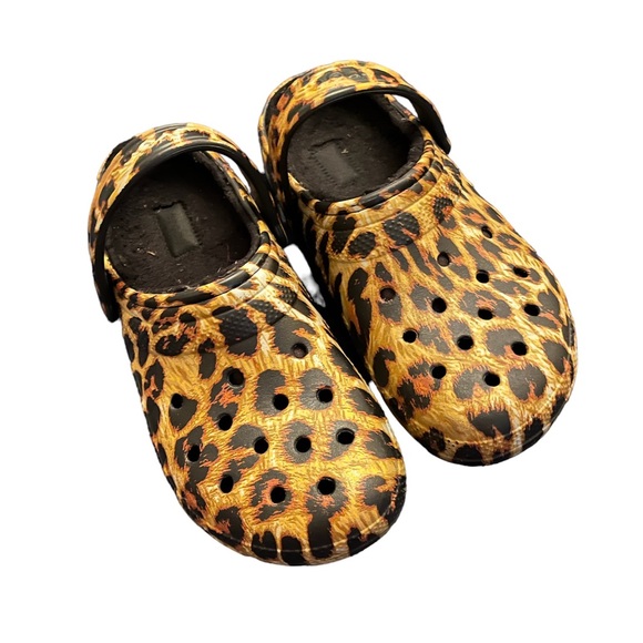 CROCS Shoes - CROCS. Size 6 in men and 8 in woman.